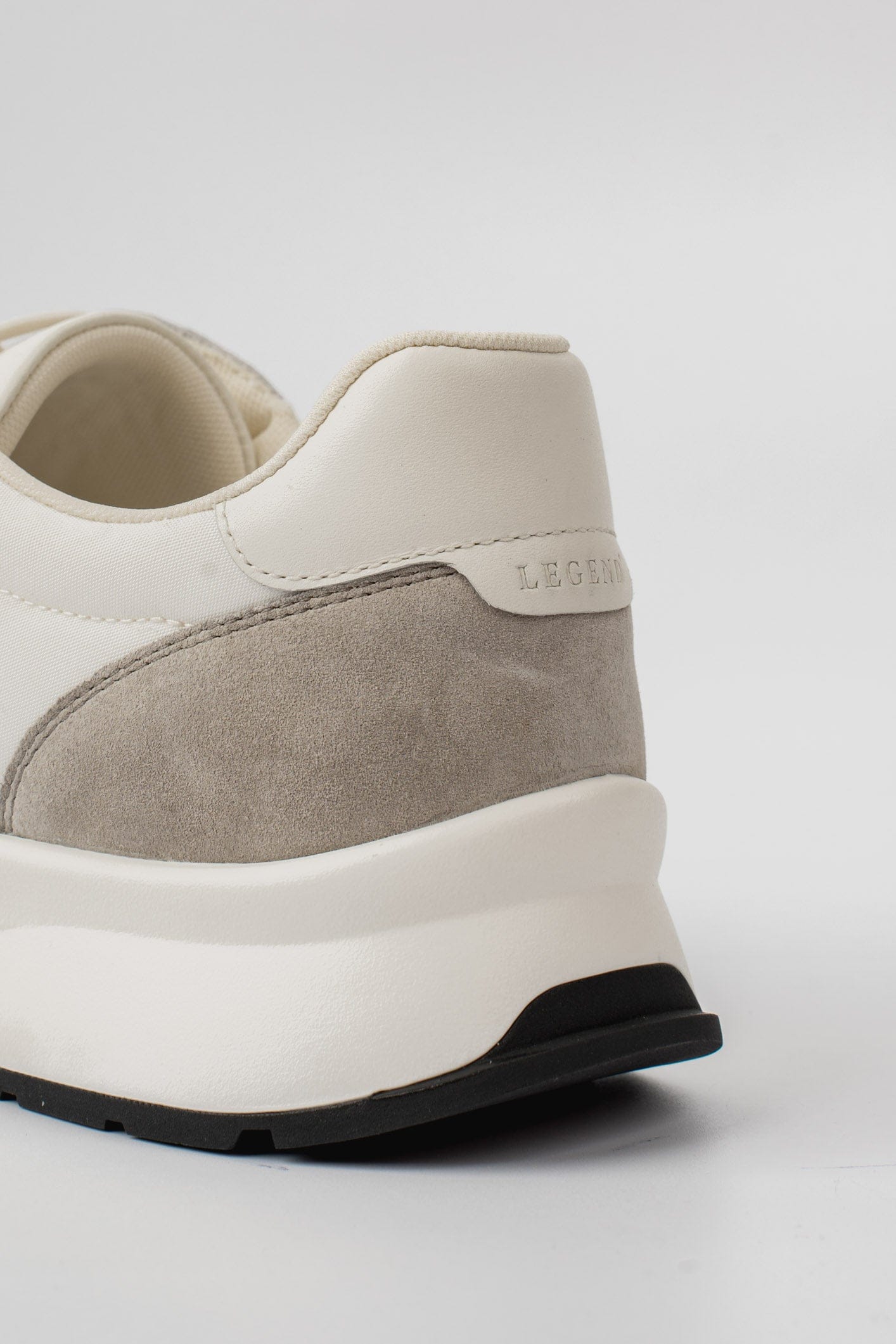 FORMA RUNNER - BEIGE AND WHITE
