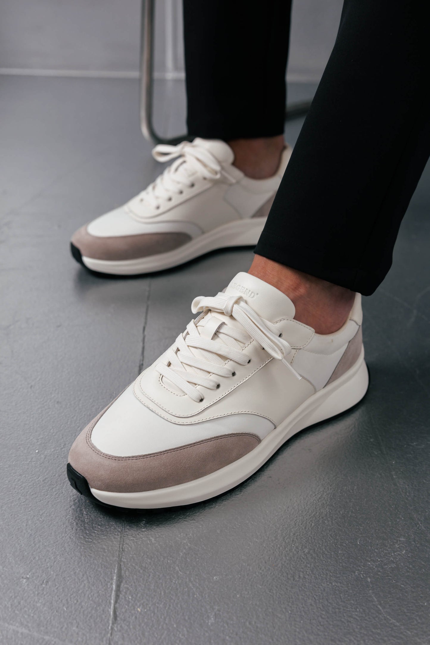 FORMA RUNNER - BEIGE AND WHITE