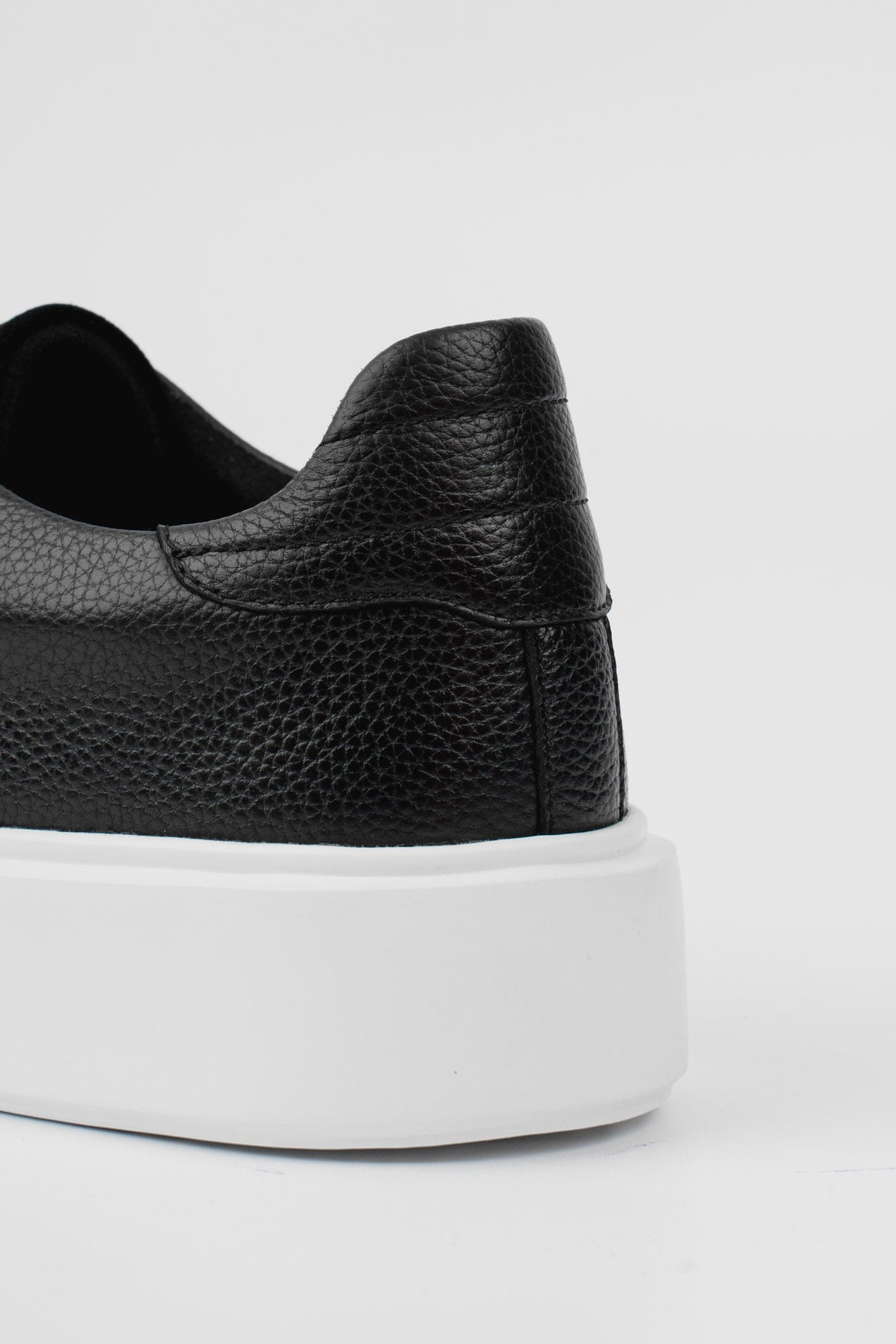 VELORA TRAINER - BLACK