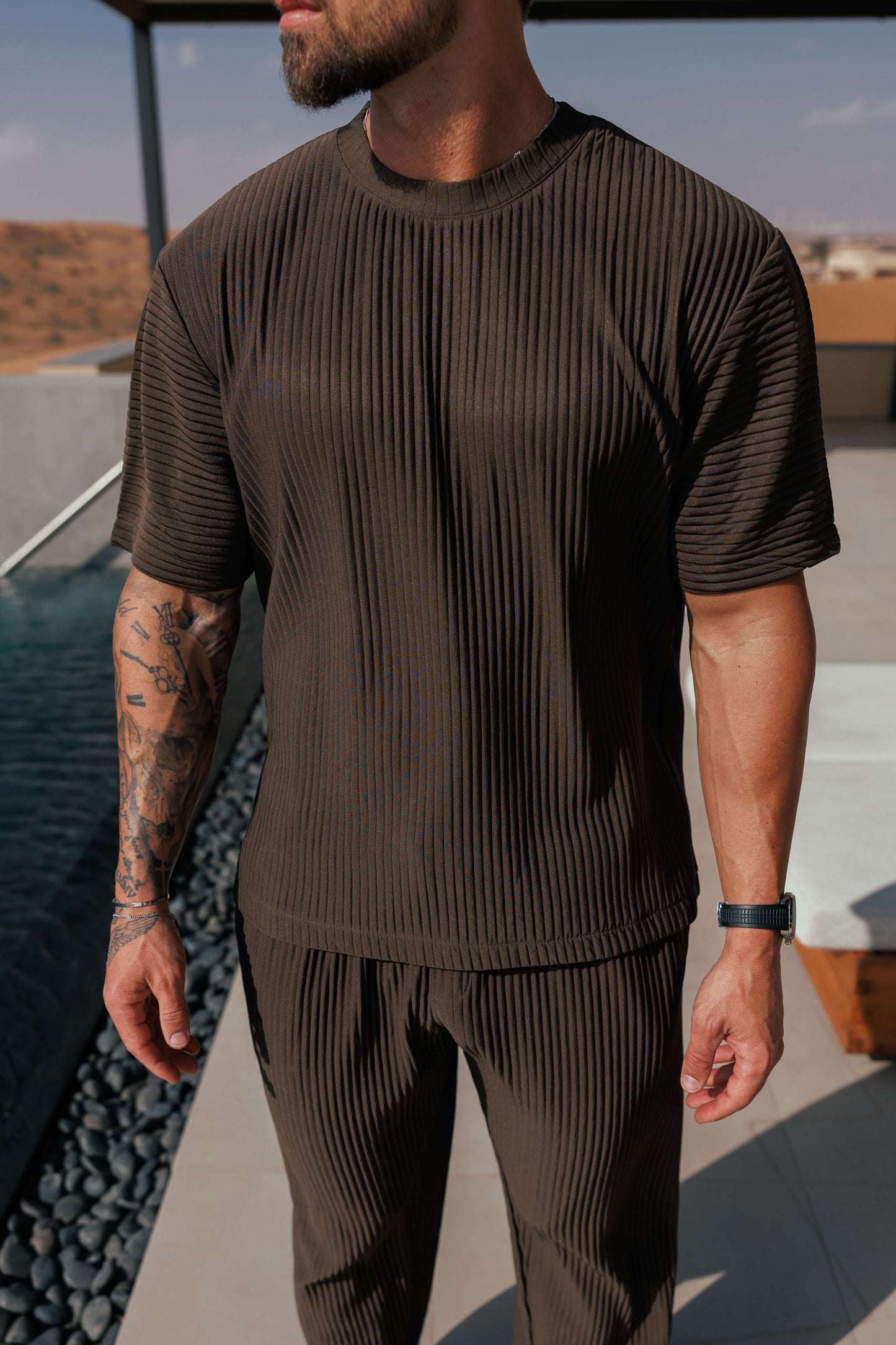 PLEATED T-SHIRT - BROWN
