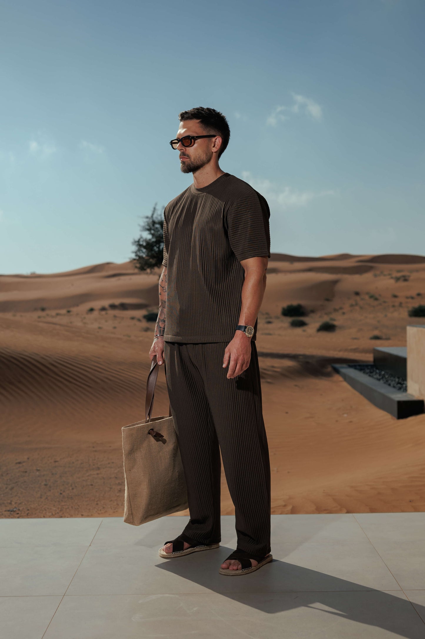 PLEATED T-SHIRT - BROWN